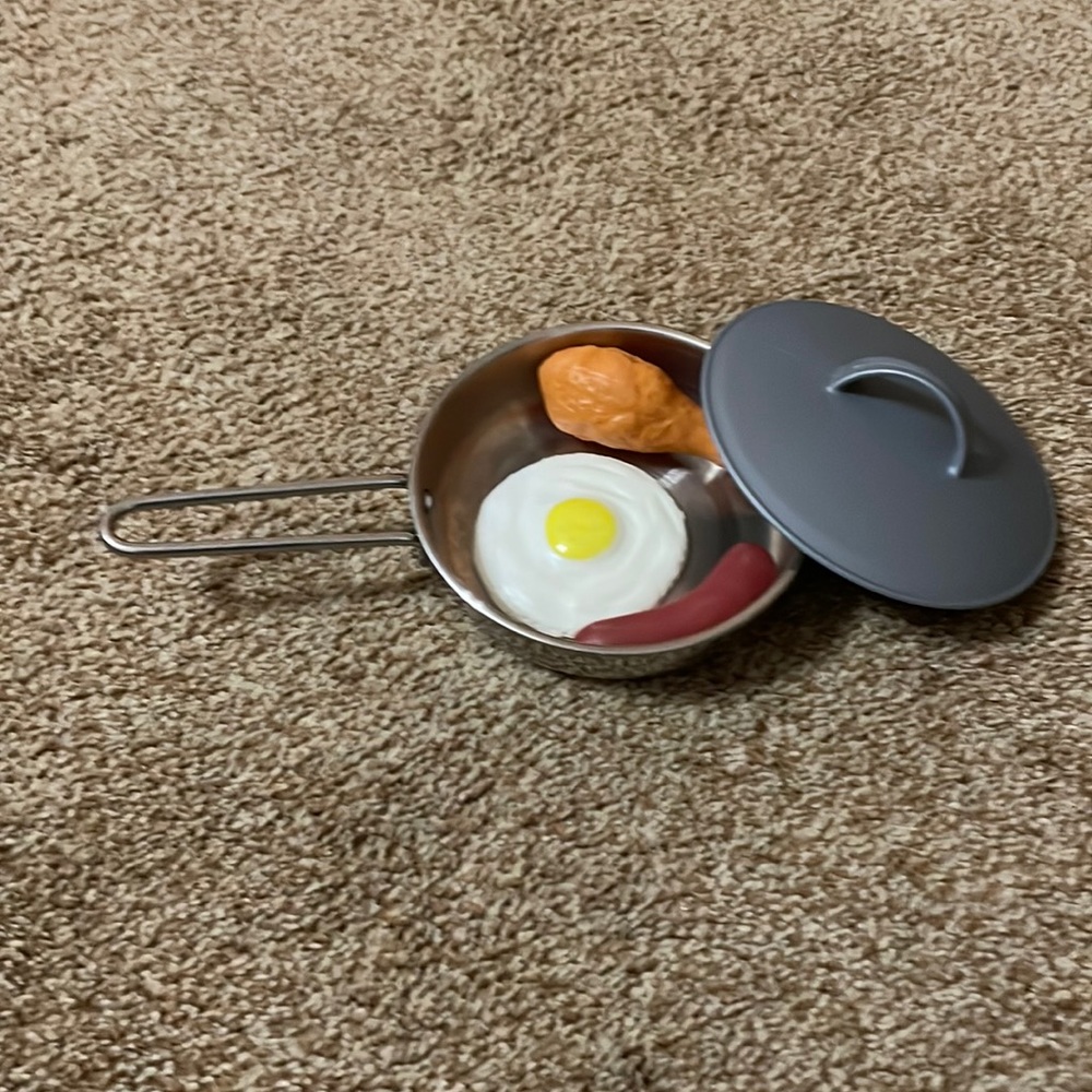 Melissa and Doug frying pan and food